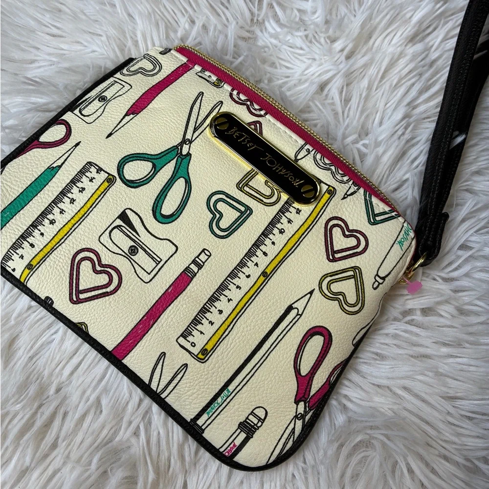 Betsey Johnson Wristlet🤍 - Picture 5 of 8